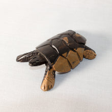 Charger l'image dans la galerie, Statuette Tortue Africaine - Noir & Beige