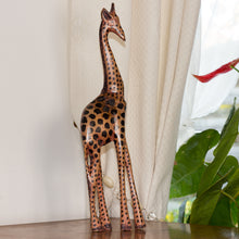 Charger l&#39;image dans la galerie, Statuette Girafe Africaine - Beige
