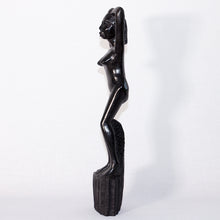 Charger l&#39;image dans la galerie, Statuette Femme Africaine - Mains sur la Tête - Bois
